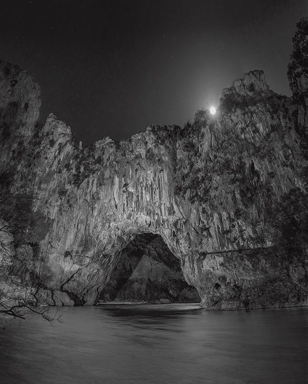 ▲ラファエル・ダラポルタ「The elusive Chauvet – Pont-d’Arc Cave(Éditions Xavier Barral) 」2016年 © Raphaël Dallaporta / Éditions Xavier BarralRaphaël