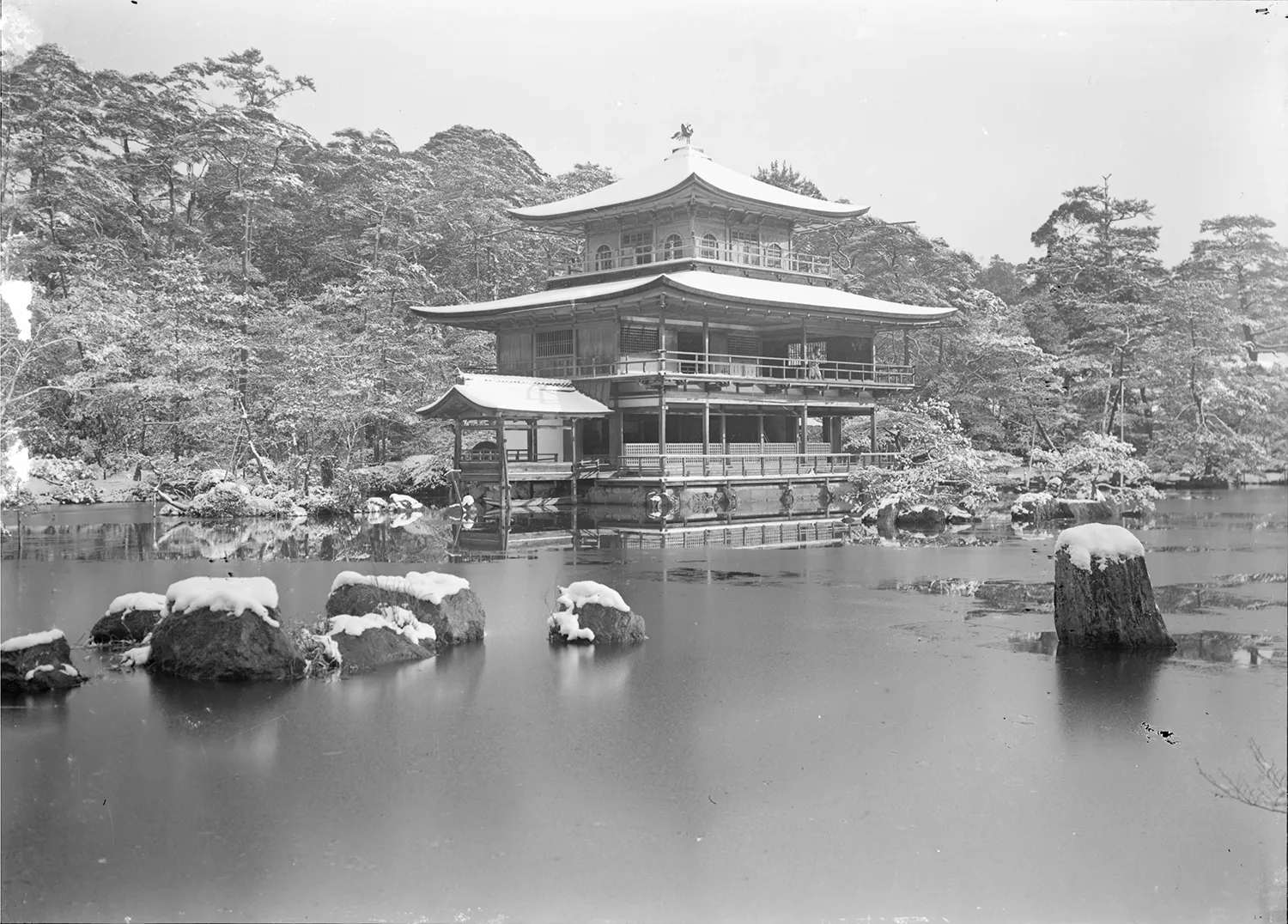 黒川翠山撮影｟金閣寺舎利殿（全景）｠　京都府立京都学・歴彩館蔵