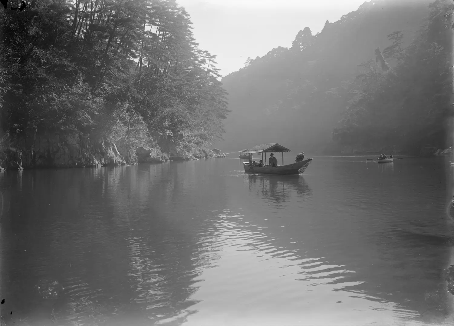 黒川翠山撮影｟嵐山舟遊び｠　京都府立京都学・歴彩館蔵