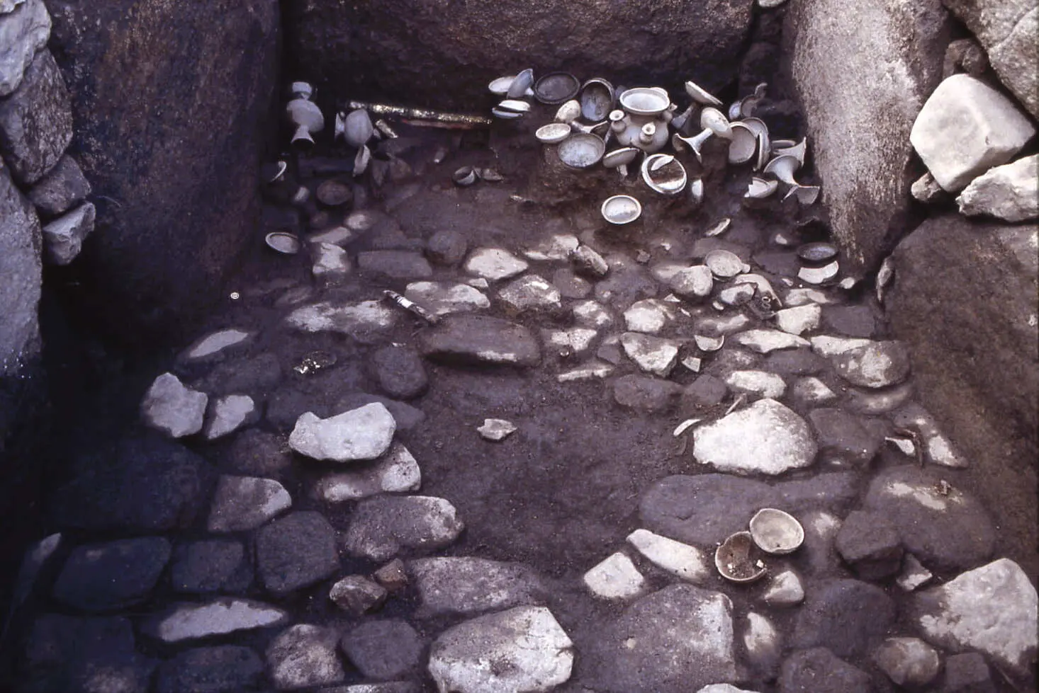 石室内の副葬品出土状況