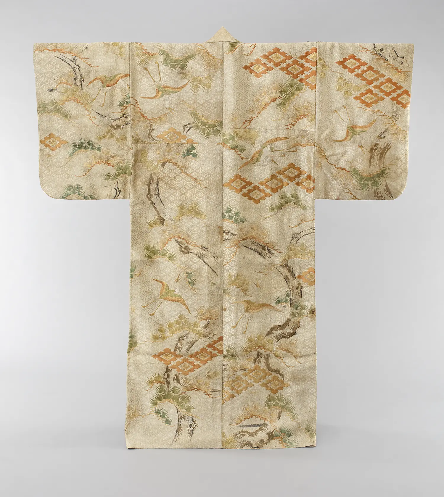 《松鶴文様小袖》　京都府（京都文化博物館 管理）